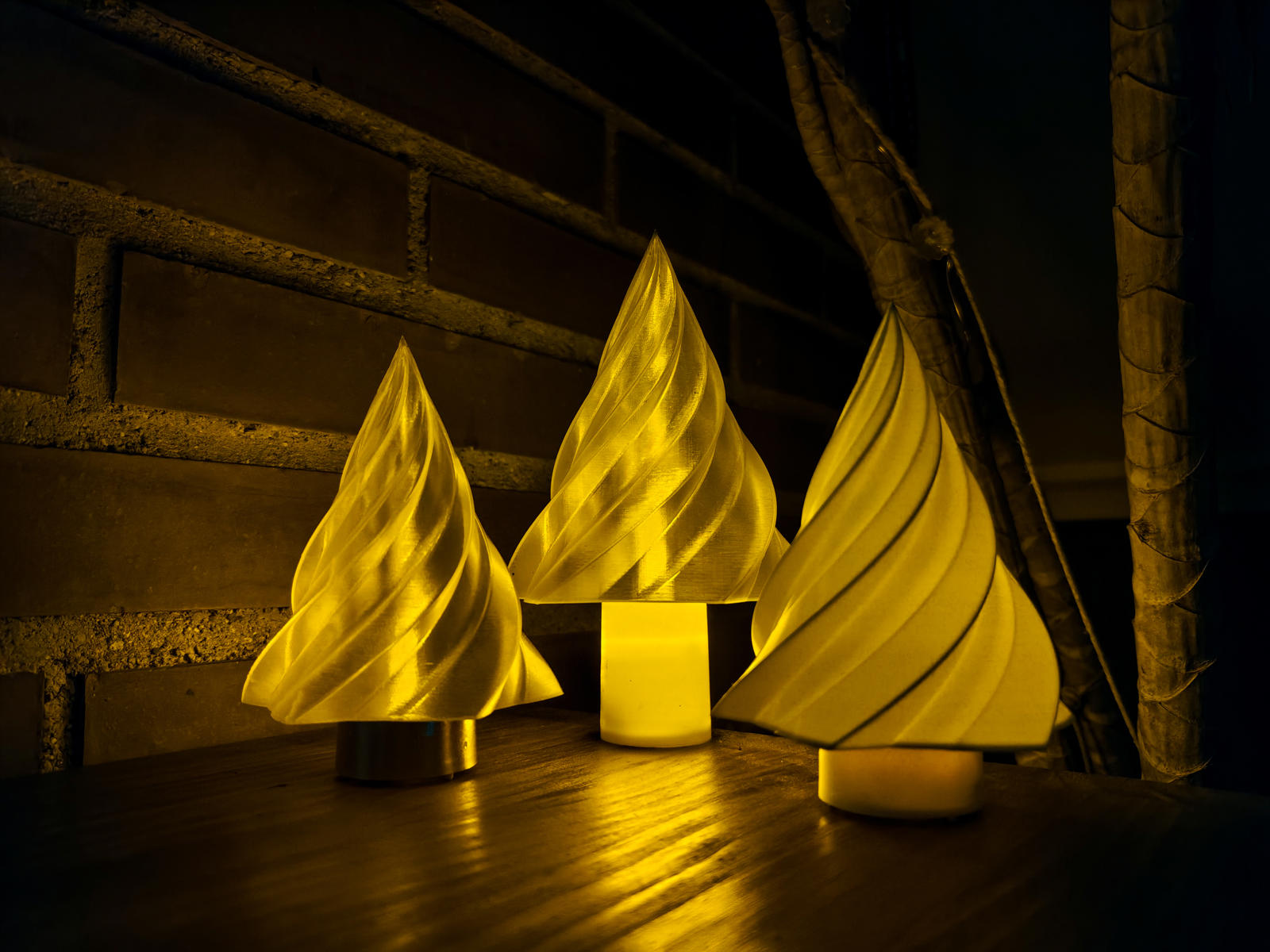 Kiki Spiral Christmas Tree Lamp - Modern LED Holiday Decor 